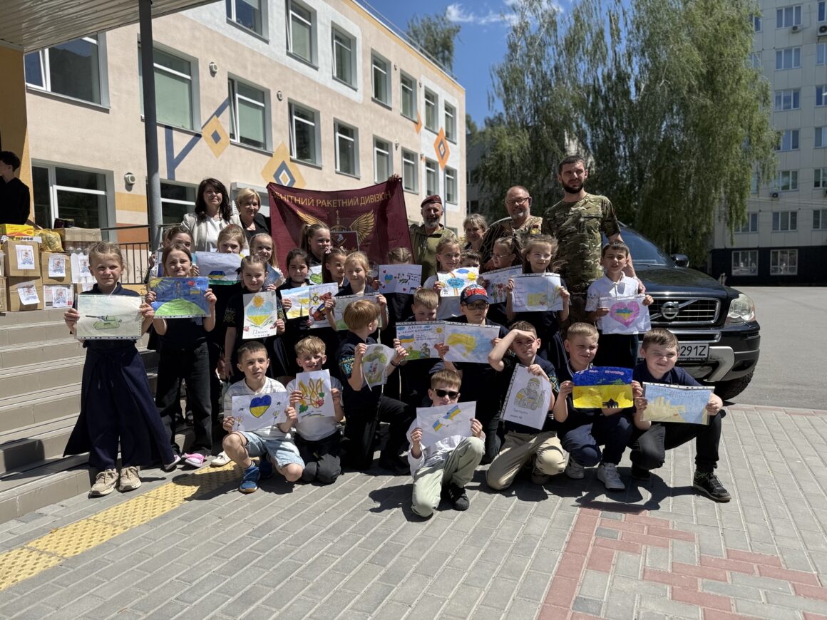 Вінницькі ліцеї передали на фронт дві автівки