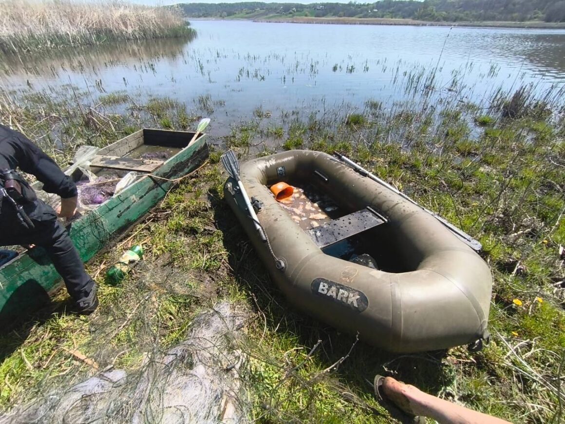 На Вінниччині чоловік сітками ловив рибу в нерест