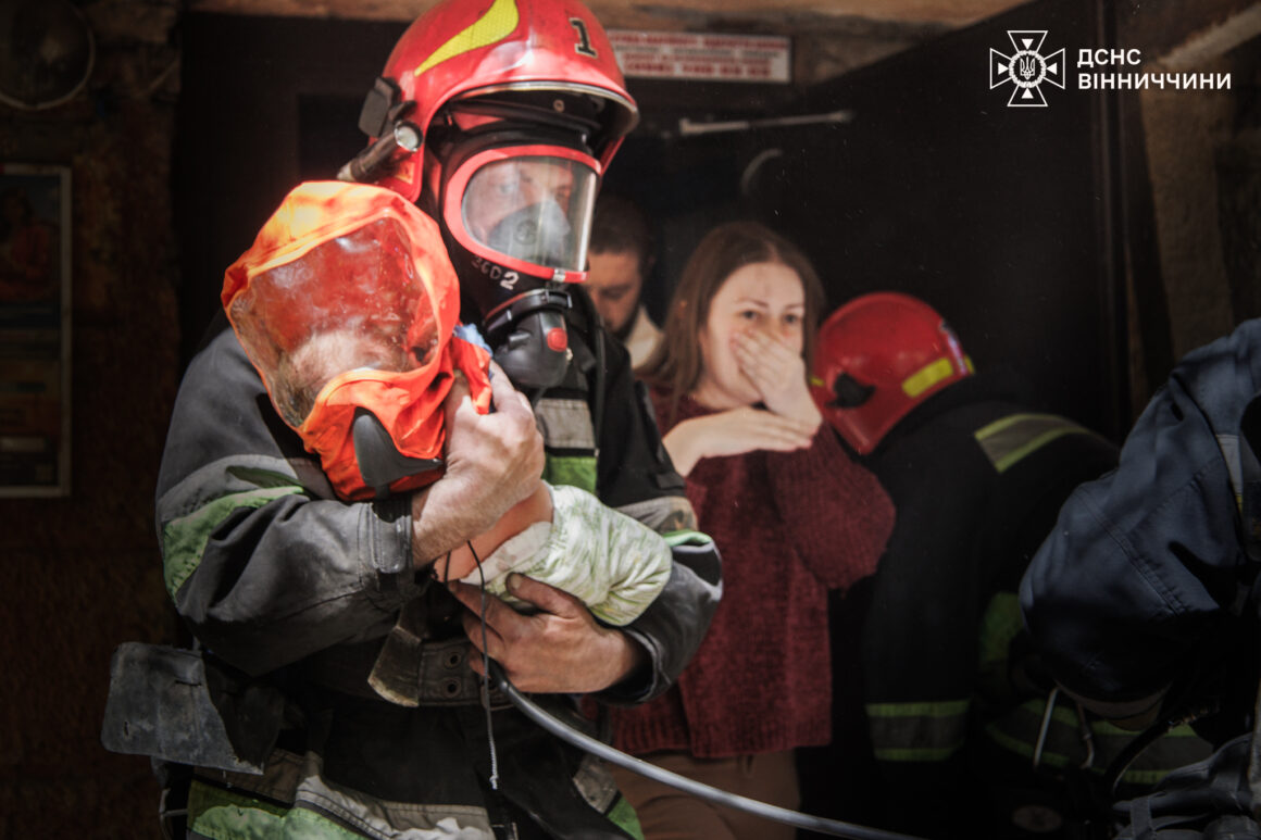 У Вінниці під час пожежі врятували пенсіонерку та евакуювали матір із немовлям