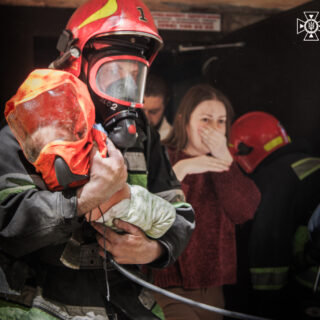 Врятувати матір з немовлям та пенсіонерку.