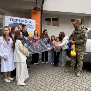 Передали автомобіль.