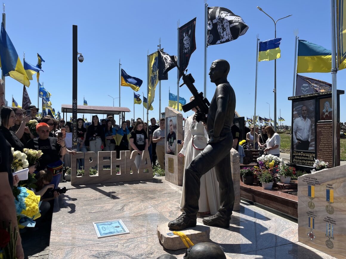 У Вінниці відкрили меморіал наймолодшому захиснику «Азовсталі» Назарію  Гринцевичу