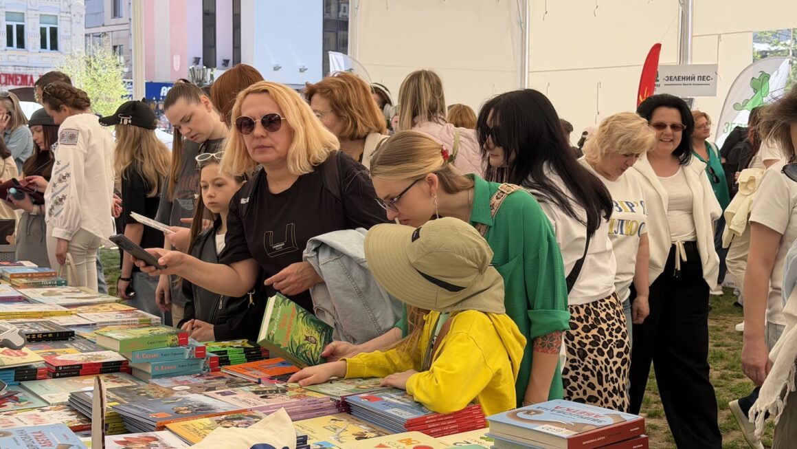 Книги, черги за автографами та жива атмосфера: як у Вінниці минув перший день VinBookFest