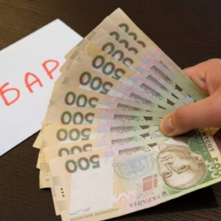 Пропонував гроші поліцейським.