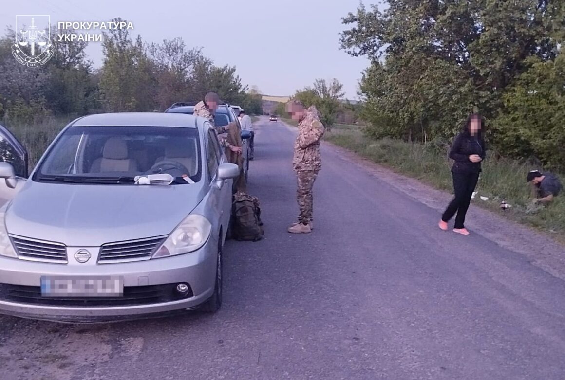 У Вінницькій області зупинили два автомобілі, які везли військовозобов’язаних до кордону