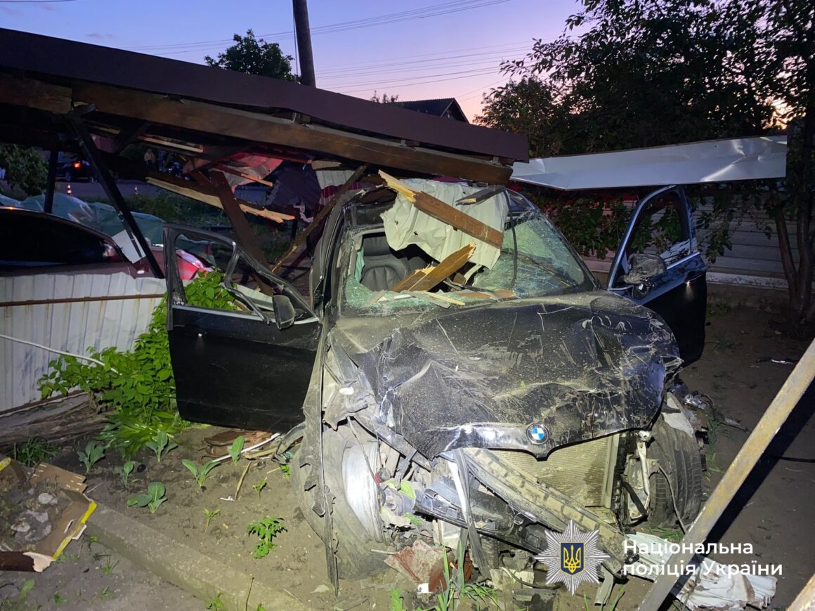 У Козятині позашляховик в’їхав в люк, який розбив вітрове скло