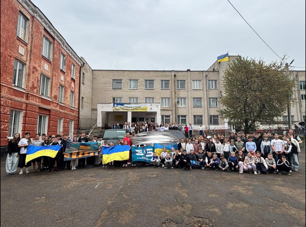 Вінницький ліцей №22 зібрав гроші на два позашляховики для ЗСУ