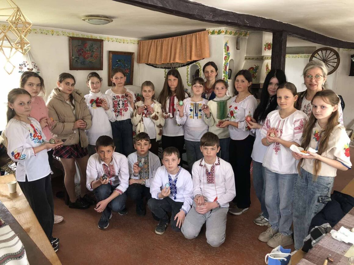 Подільський університет культури провів толоку для збору коштів на власне приміщення