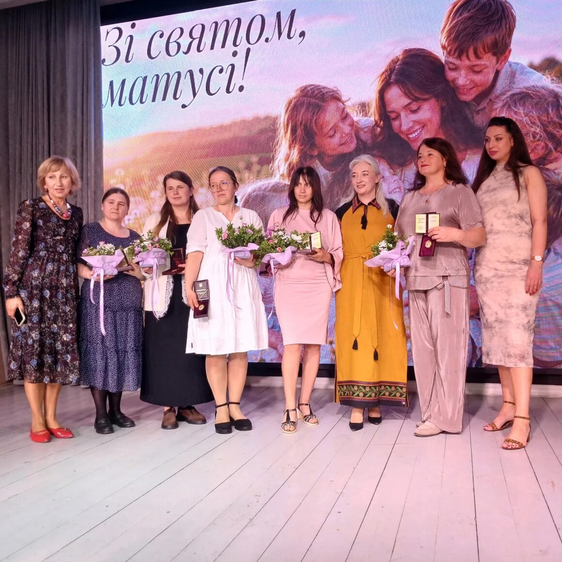 У Вінниці відзначили жінок почесною відзнакою «Мати – Героїня» з нагоди Дня матері