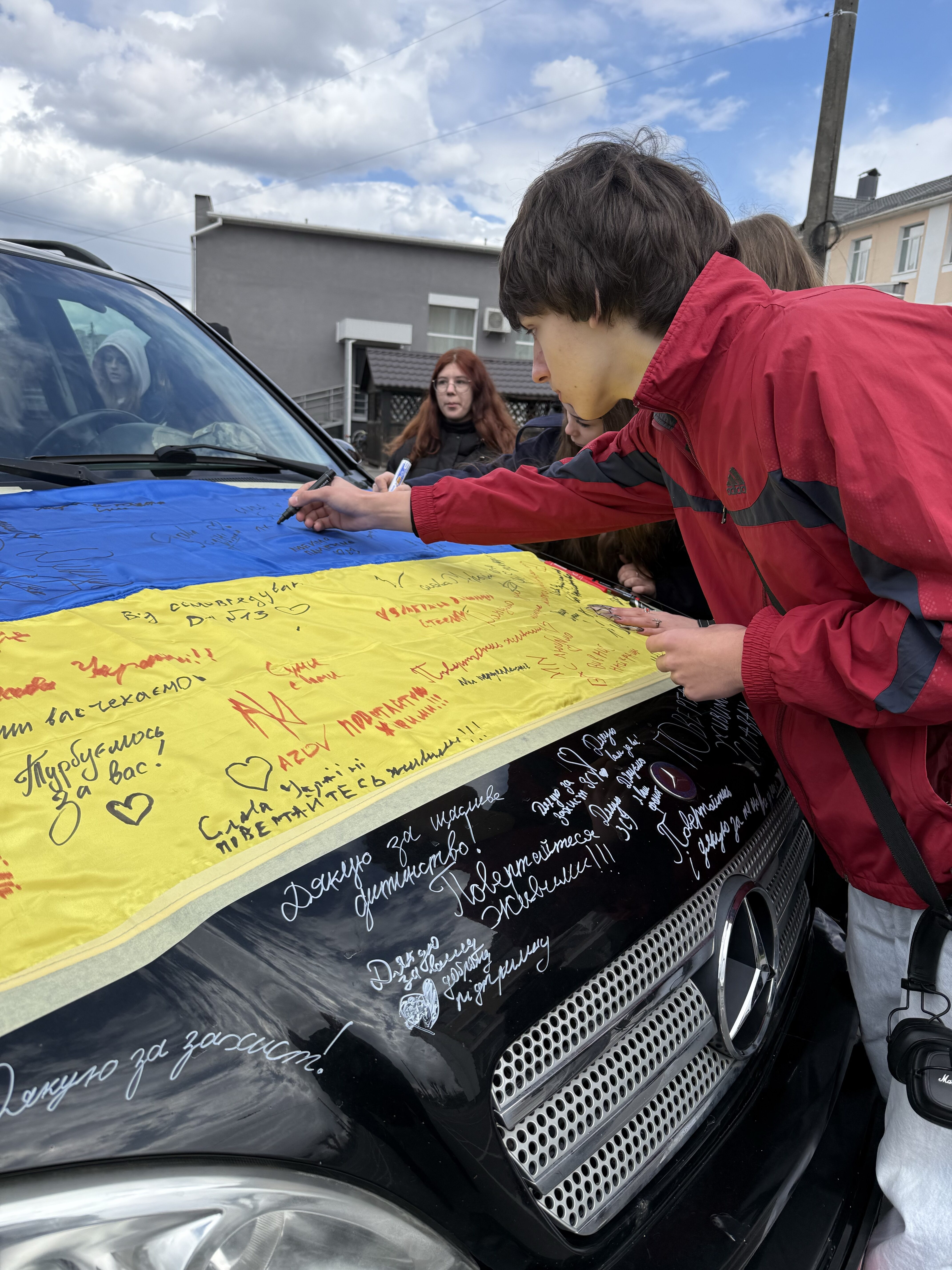 У вінницькому ліцеї №13 зібрали гроші та передали військовим Mercedes