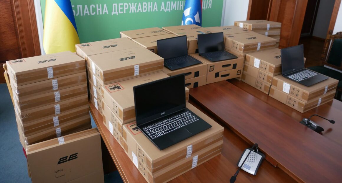 На Вінниччині в тимчасові екзаменаційні центри передали 70 ноутбуків