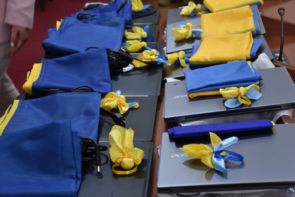 Дітям безвісти зниклих Захисників з Вінницького району вручили 14 ноутбуків