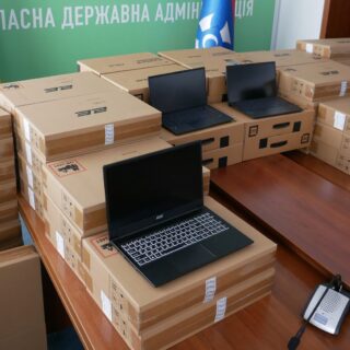 Передали ноутбуки.