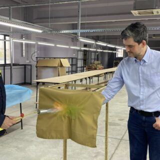 Випробування якості тканини.