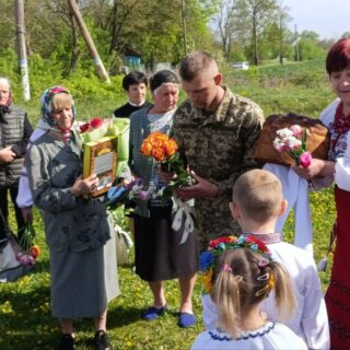 Воїна зустрічали громадою.