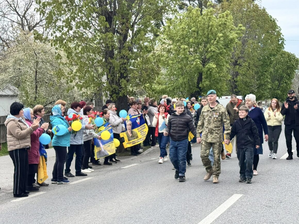 У Брацлаві на Вінниччині зустріли воїна Руслана Басовського після чотирьохрічного полону