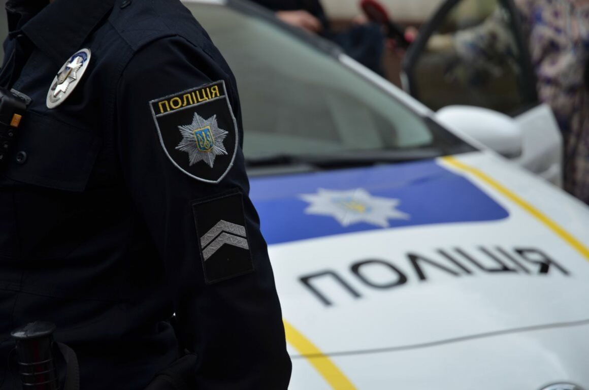 Вінницькі патрульні супроводжували до пологового автівку з породіллею