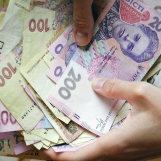 Виписувала собі премії.