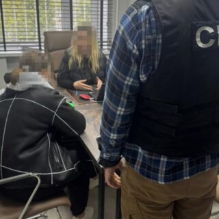 Затримали блогерку.