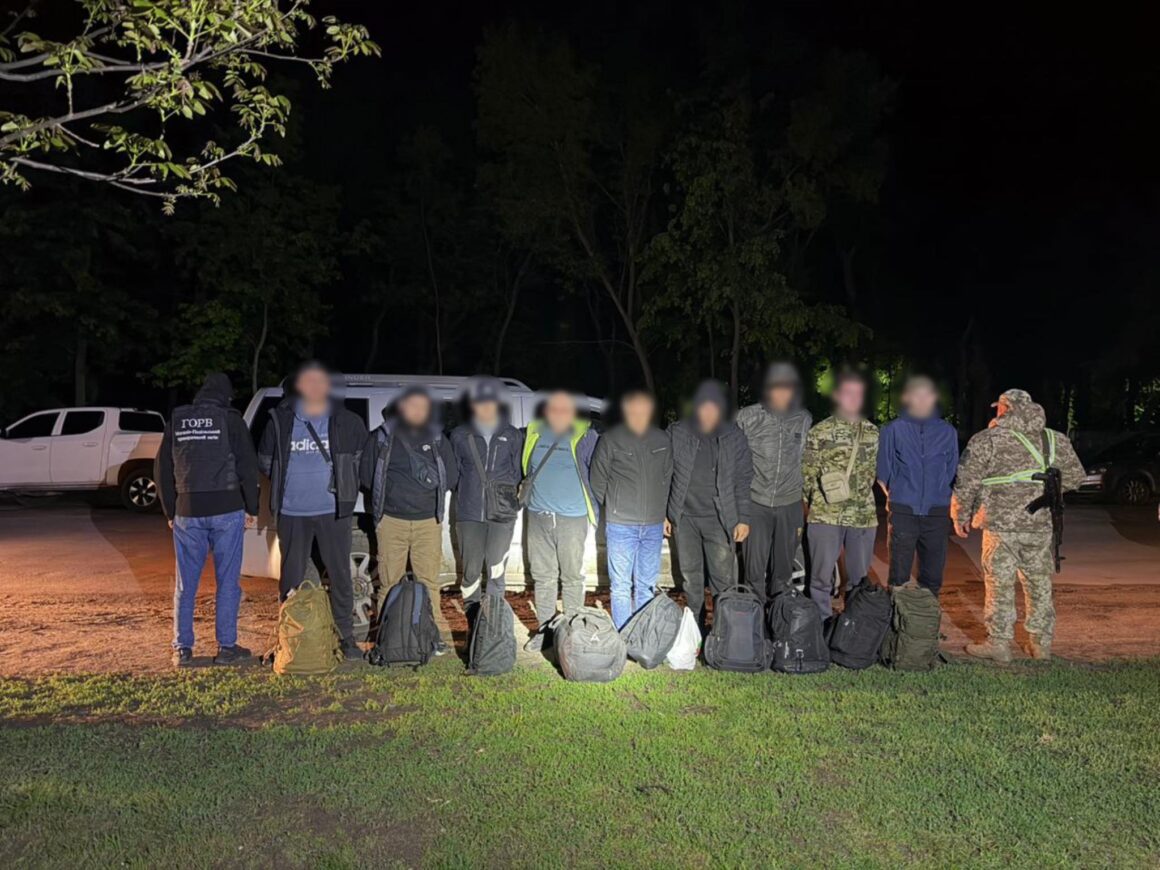 На Вінниччині прикордонники зупинили позашляховик з дев’ятьма військовозобов’язаними