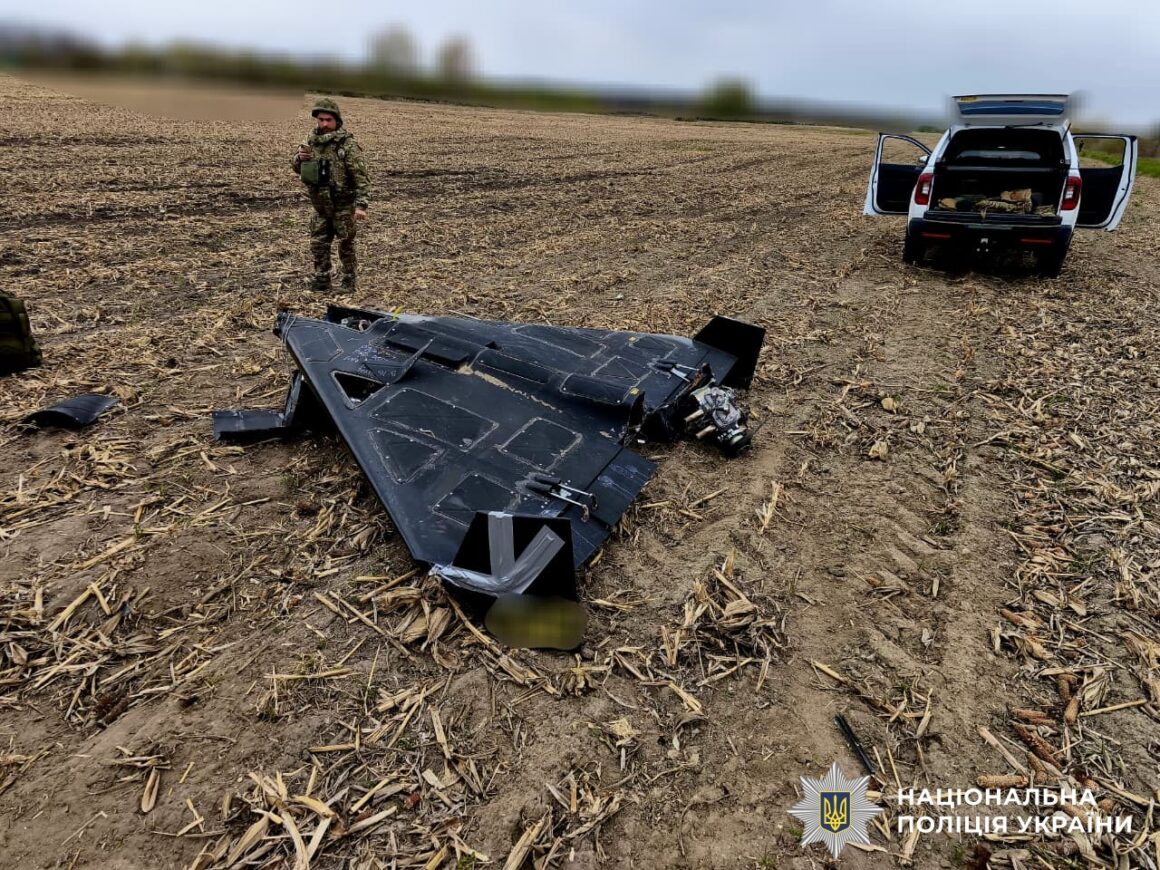 Поліцейські показали уламки збитих над Вінницькою областю «Шахедів»