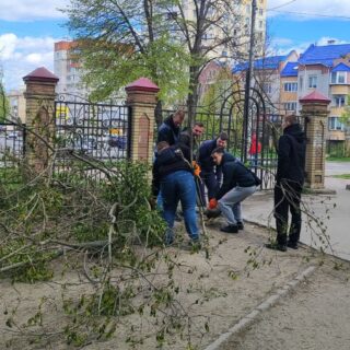 Прибирають парк лікарні.