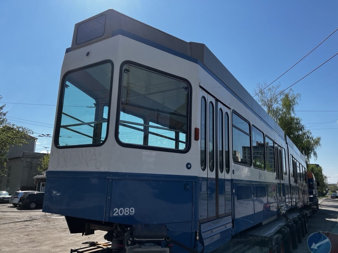 До Вінниці привезли ще один трамвай Tram 2000 зі Швейцарії
