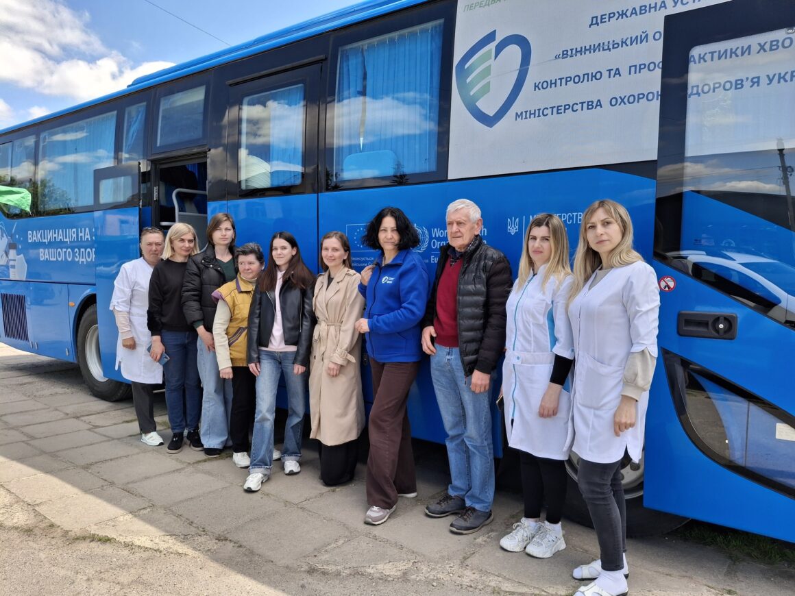 Вакцинобус працював у Мурованих Курилівцях на Вінниччині