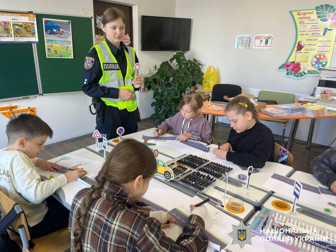 У Вінницькій області поліцейські провели заняття з учнями з правил безпеки на дорогах