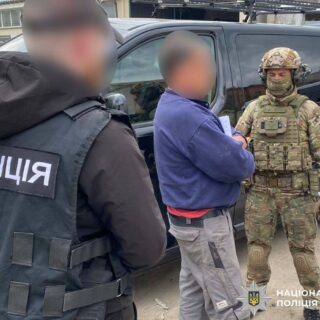 Засновник вчиняв насильство.