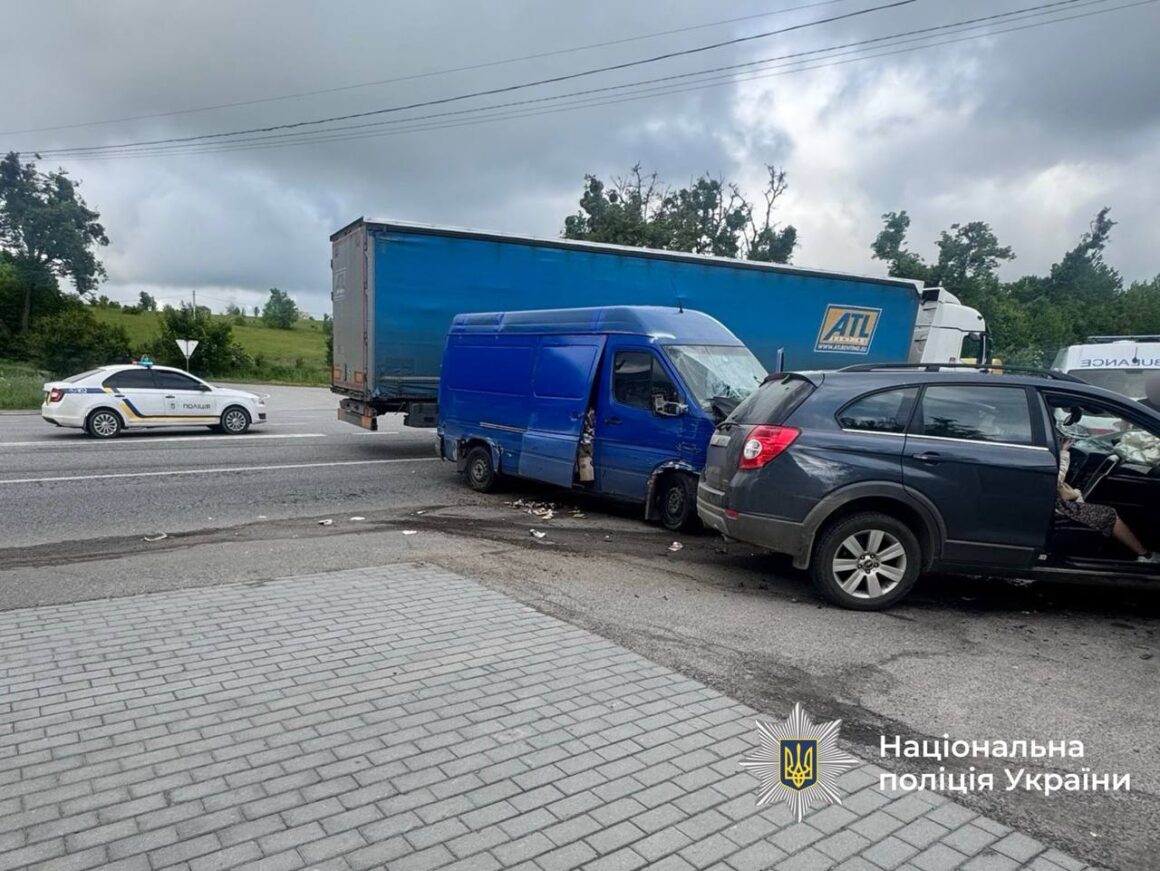 Неподалік Вінниці сталася ДТП на автозаправці