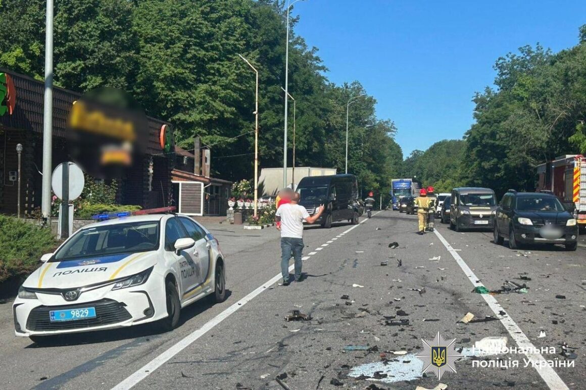 Вінницькі поліцейські повідомили подробиці зіткнення семи автомобілів на об’їзній. Фото. Відео
