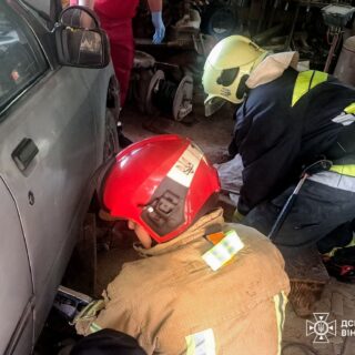 Чоловік загинув під автівкою.