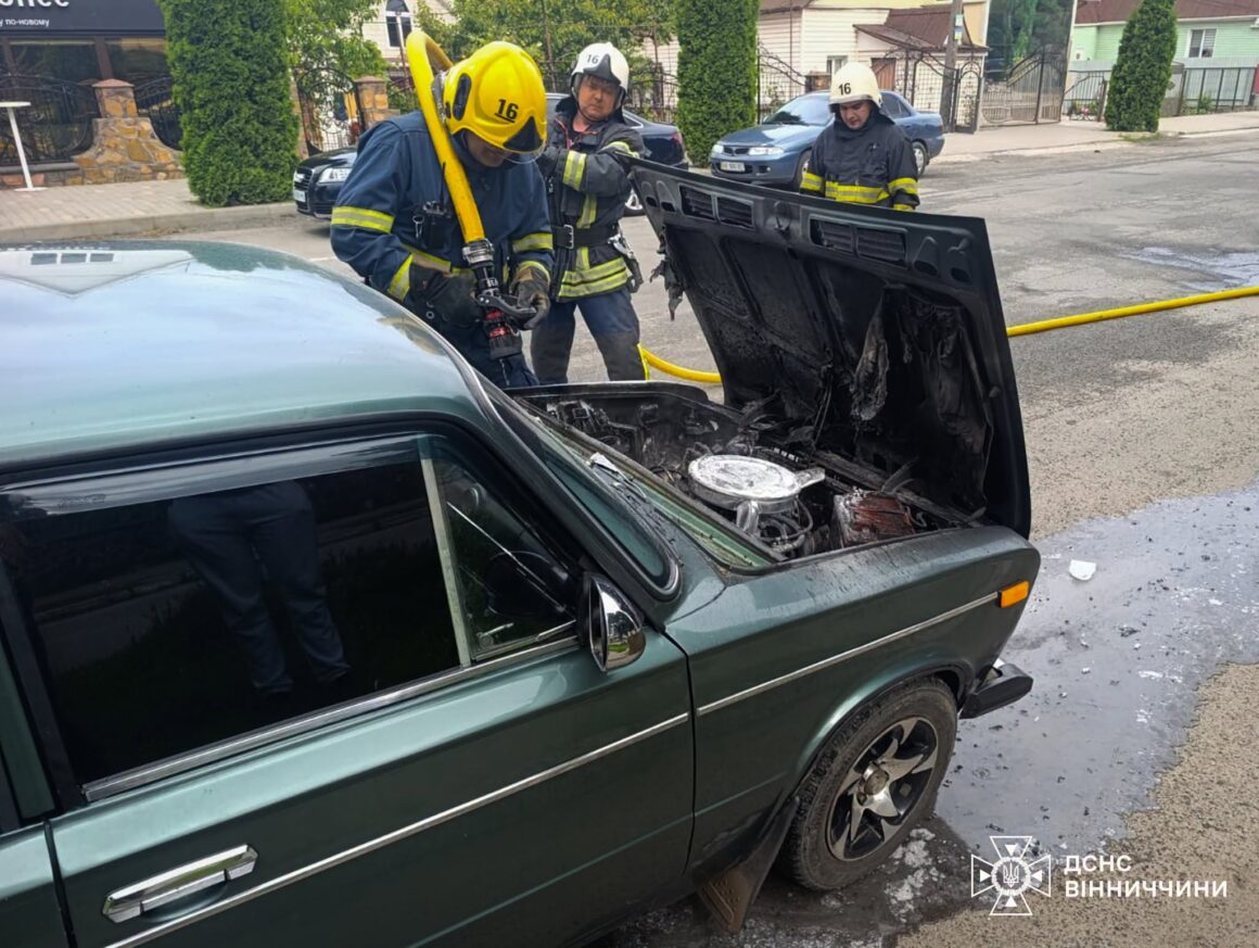 У Бершаді на Вінниччині під час руху загорівся легковик