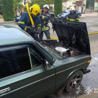 ВАЗ загорівся прямо під час руху.