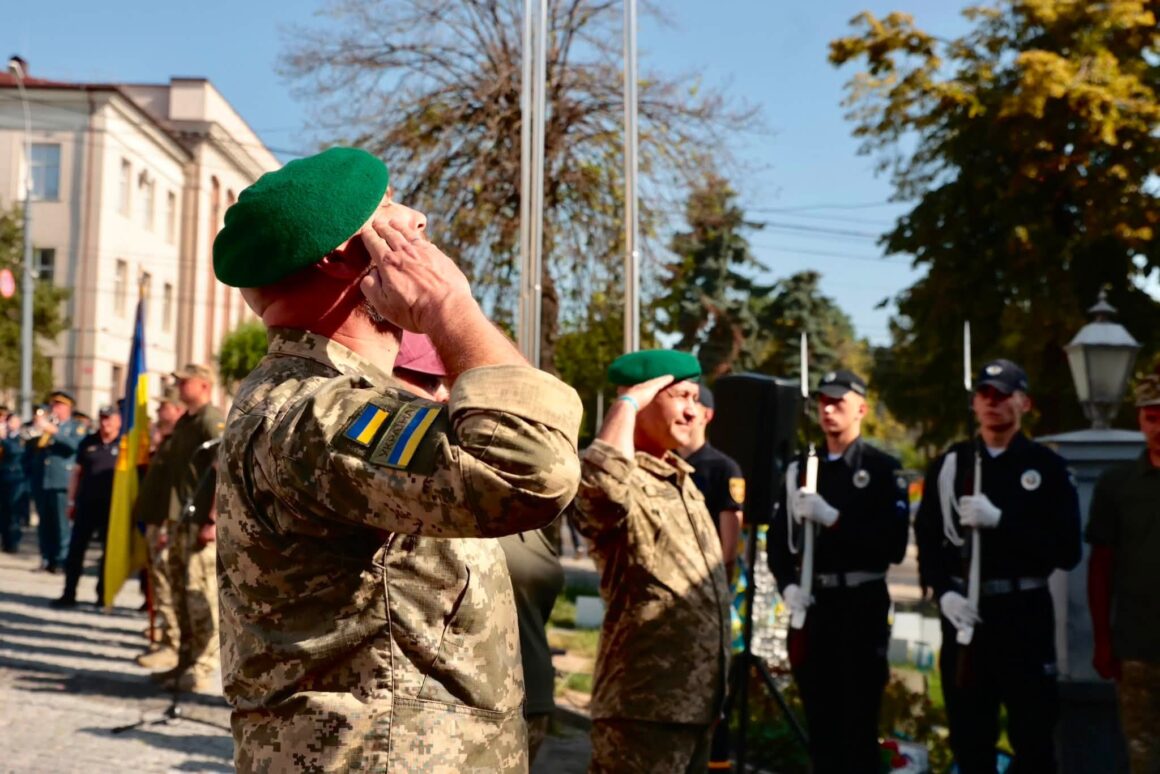 У Вінниці відзначили тридцяту річницю ухвалення Конституції покладанням квітів