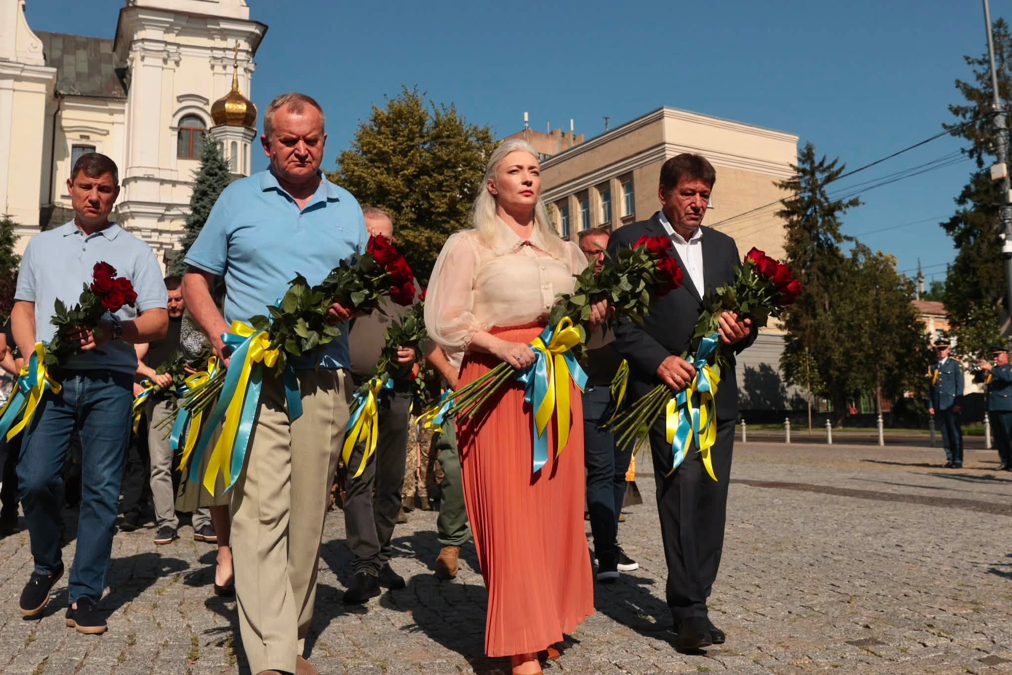 У Вінниці відзначили тридцяту річницю ухвалення Конституції покладанням квітів