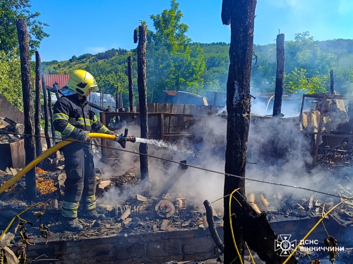 Через коротке замикання горіли гаражі на Вінниччині