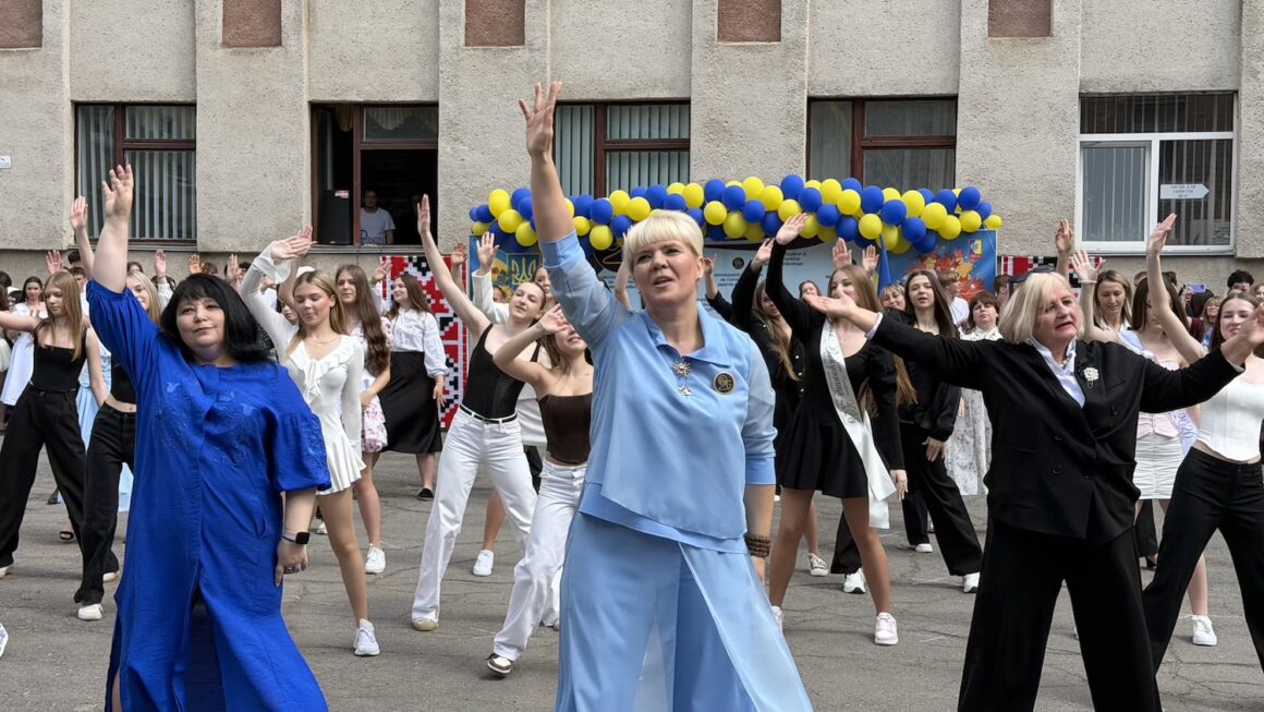 Директорка, завучі та вчителі здивували випускників запальним танцем на Останньому дзвонику у Вінниці