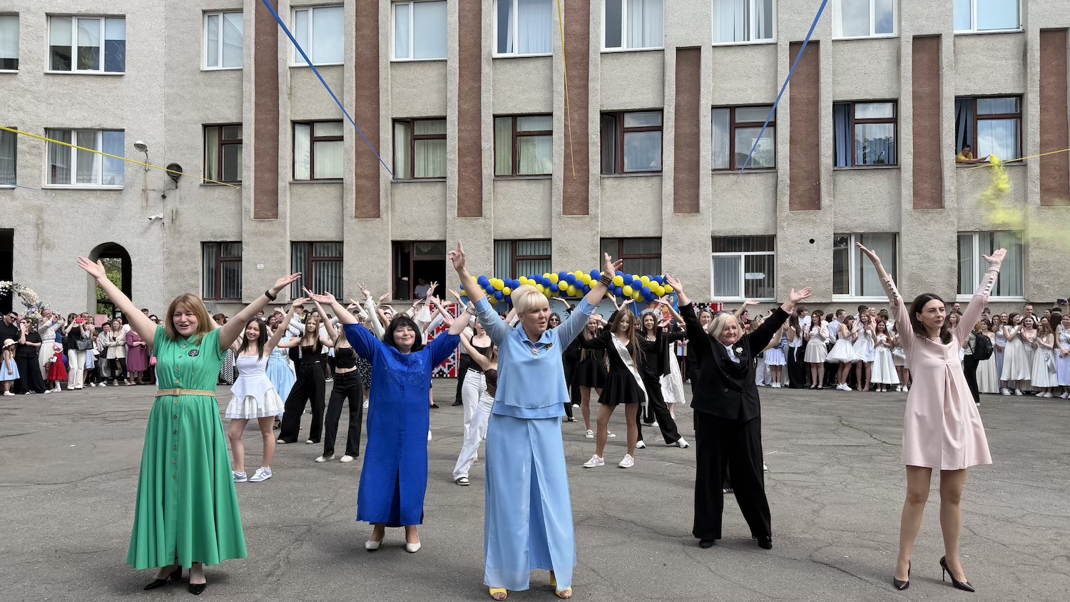 Директорка, завучі та вчителі здивували випускників запальним танцем на Останньому дзвонику у Вінниці