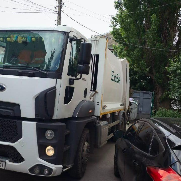 Понад 400 випадків паркування поблизу контейнерів виявили у Вінниці в червні
