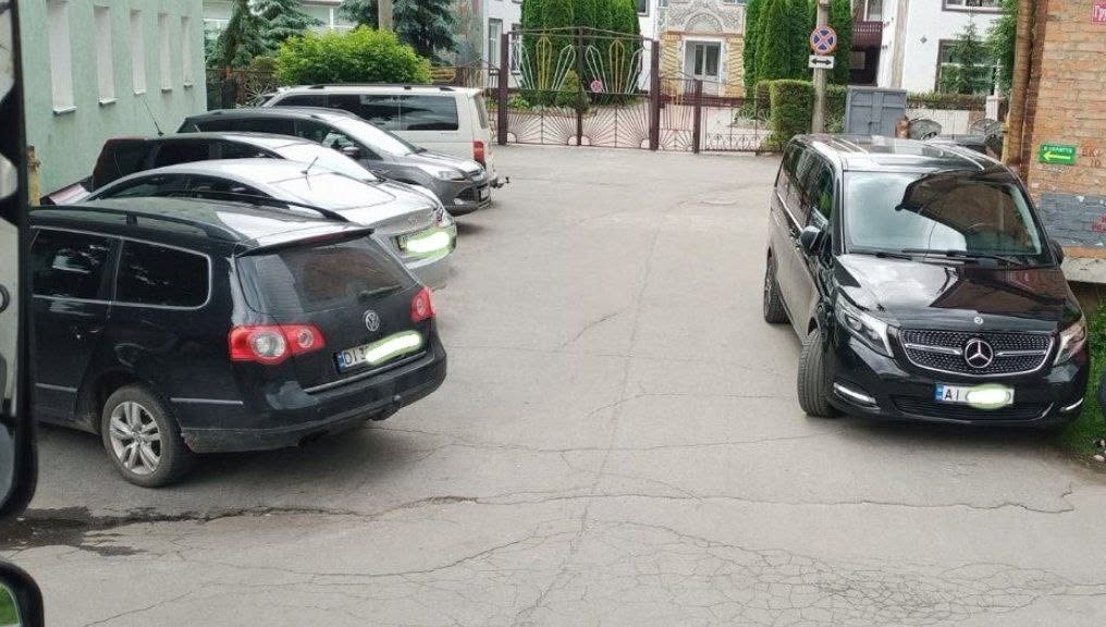 Вінницьких водіїв комунальники закликають не блокувати сміттєві контейнери