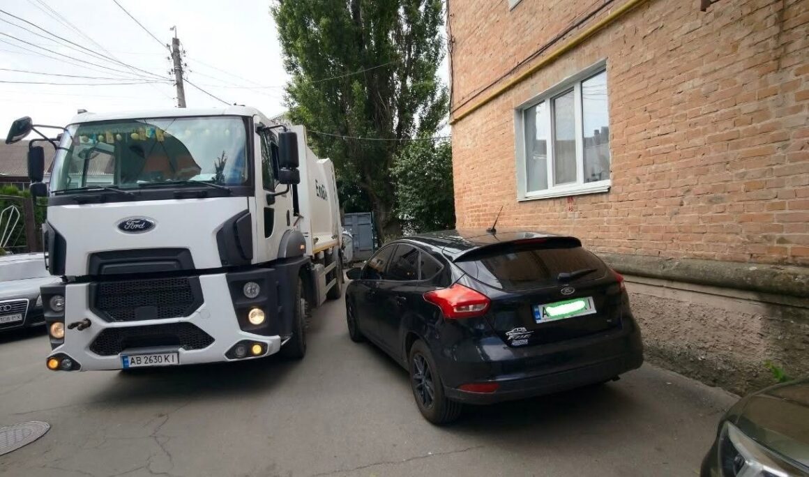 Вінницьких водіїв комунальники закликають не блокувати сміттєві контейнери