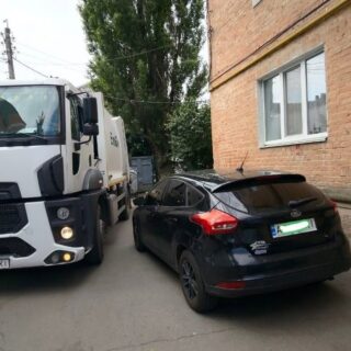 Не залишайте свої автівки біля контейнерних майданчиків