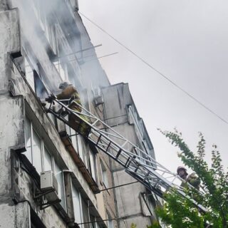 Горіло на балконі.