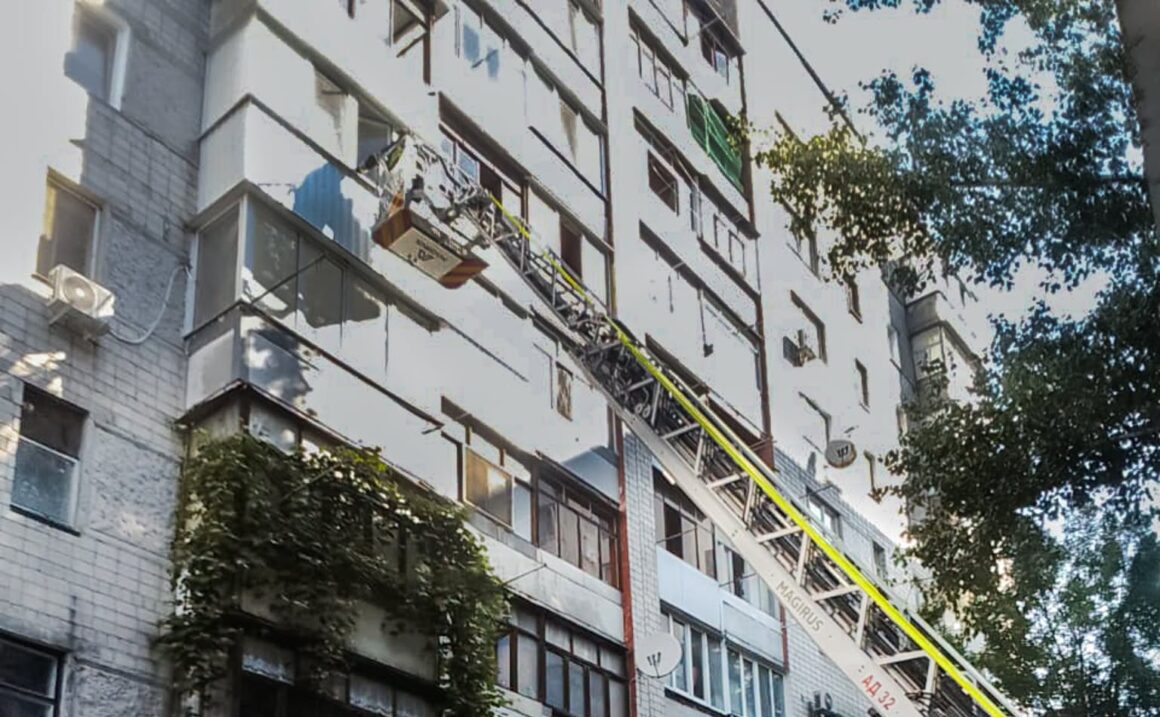 У Вінниці півторарічна дитина зачинила маму у квартирі