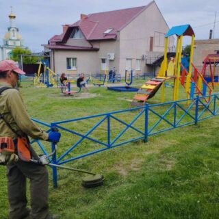 Облаштовують дитячі майданчики.
