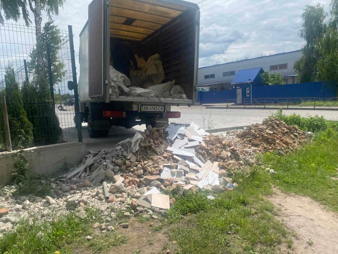 Вінничанин викидав будівельне сміття на територію загального користування