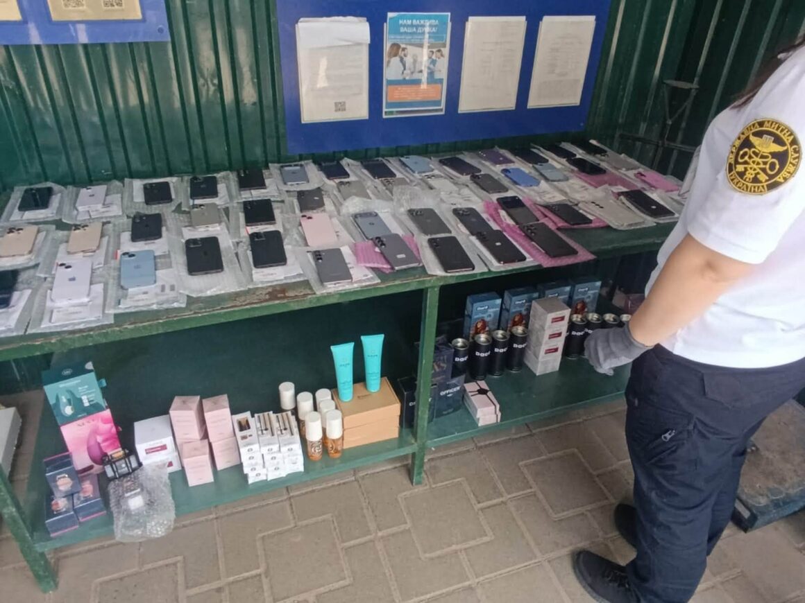 У жінки вінницькі митники вилучили десятки одиниць контрабанди