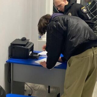 Судили неповнолітню.